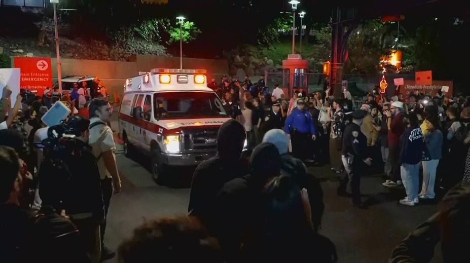 New Yorkem zmítají protesty. Imigrační agent vystřelil na muže s malým dítětem v autě