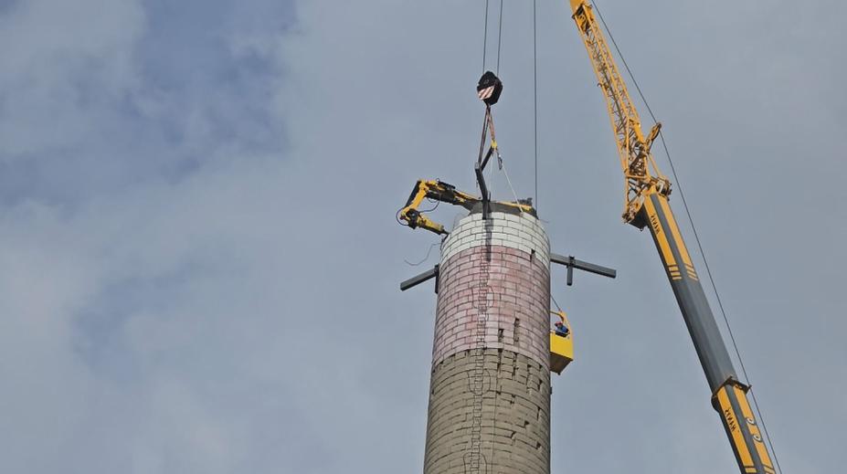 V Dukovanech rozebrali stometrový komín