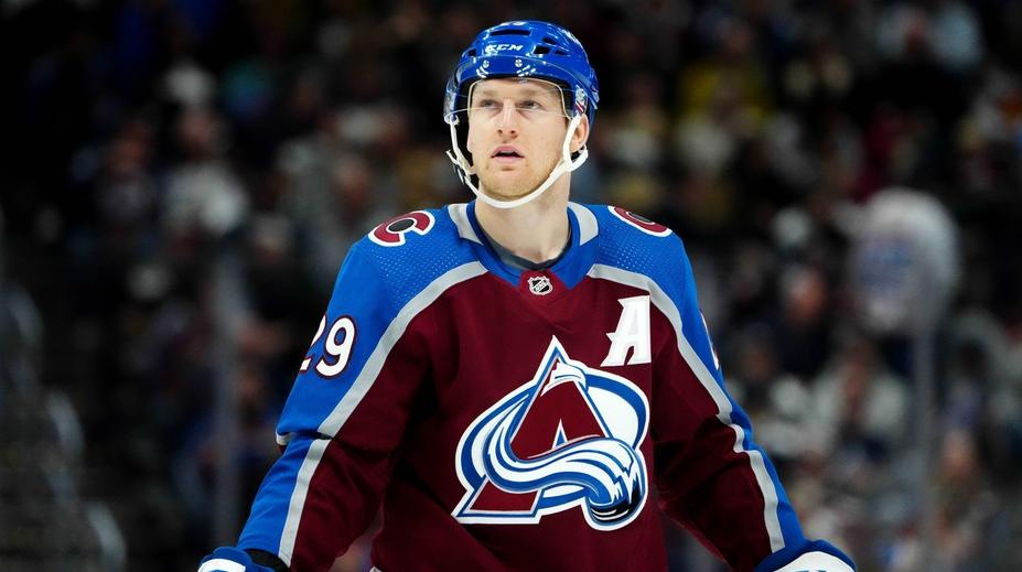 MacKinnon útočí na rekordy a táhne Colorado. Bude to stačit na MVP?