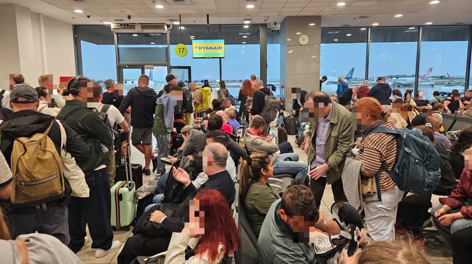 Češi uvízli na letišti v Řecku. Děti se tu válí na zemi, popsala turistka