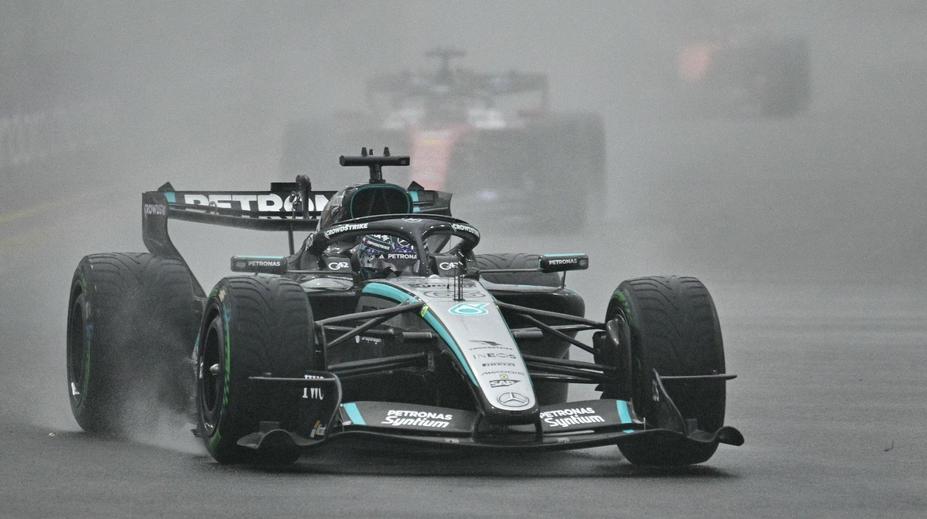 Russell přežil velké nebezpečí. Po startu sprintu šel do vedení, na konci kola boural