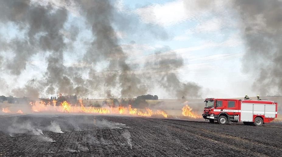 Na Plzeňsku shořel kombajn za 3 miliony. Hasiči radí, jak předcházet požárům
