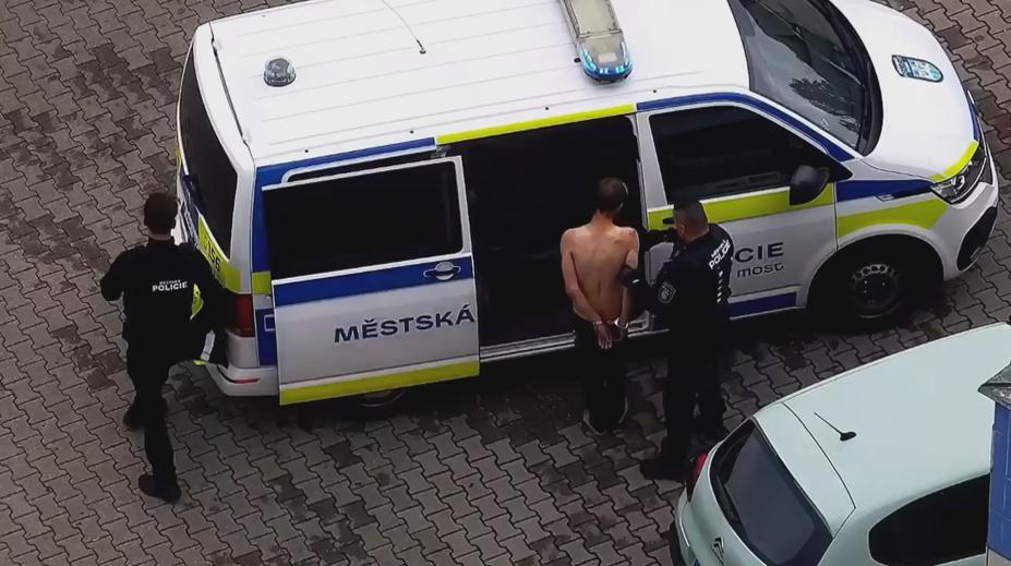 Utekl bez placení a napadl ostrahu. Nakonec ho odhalily kamery