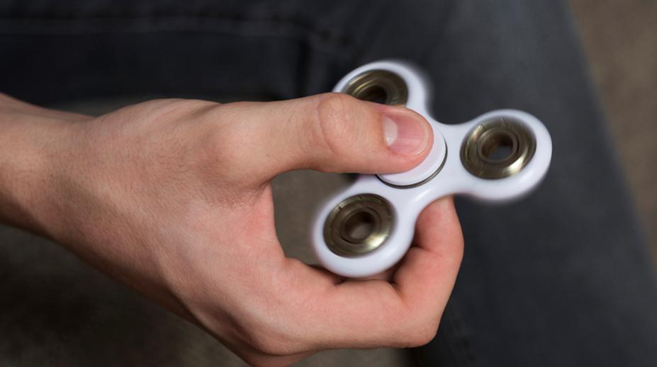 Rusové zkoumají fidget spinnery: "Dětem škodí a je to propaganda!"