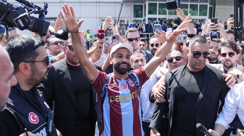 Salah přistál v Turecku, aby podepsal smlouvu. Nadšený dav ho nepustil téměř na krok