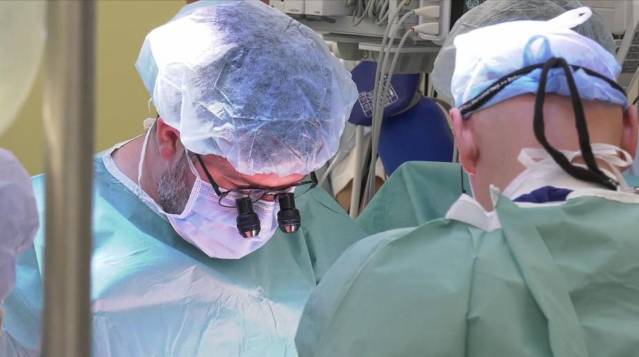 Lidé vyšli kvůli zpackané operaci do ulic. Malý chlapec dostal nefunkční srdce