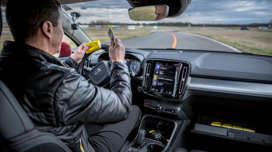 Experti měřili, co nejvíc rozptyluje řidiče. Výsledky jsou překvapivě děsivé