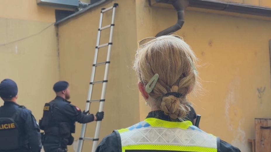 Zloději chtěli s cennostmi vyšplhat po fasádě. Zvolili pro to špatnou dobu