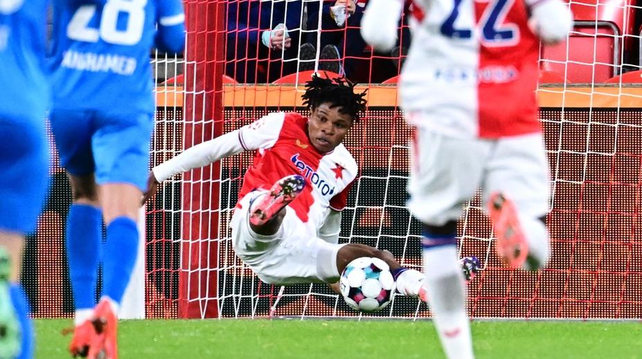 Isife daroval Boleslavi gól. Slavia se nakonec protrápila k remíze