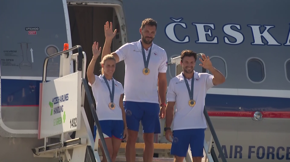 Cenné kovy jsou už doma. Medailisté z OH pózovali na letišti