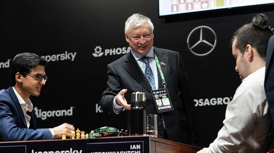 Ruku ti nepodám, pochopila legenda. Šachy se hrají bez roušek a rukavic