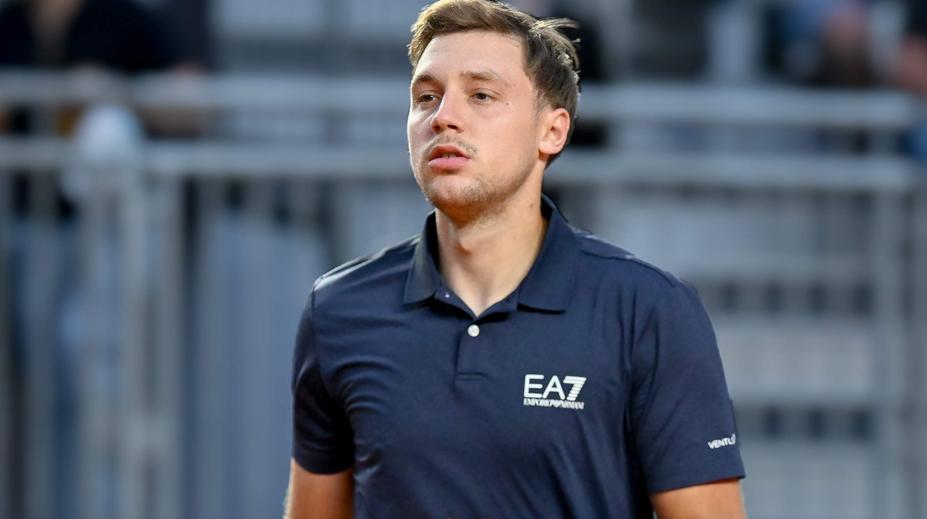 Tenista šel opět přes své limity. Na kurtu se pozvracel a krátce poté vyhrál