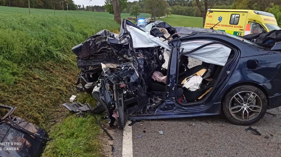 Mladý řidič uprostřed noci narazil do stromu. Neměl šanci přežít