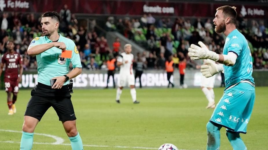Šílenost v Ligue 2: Tři červené a devět gólů. Sudí se bál o svou bezpečnost