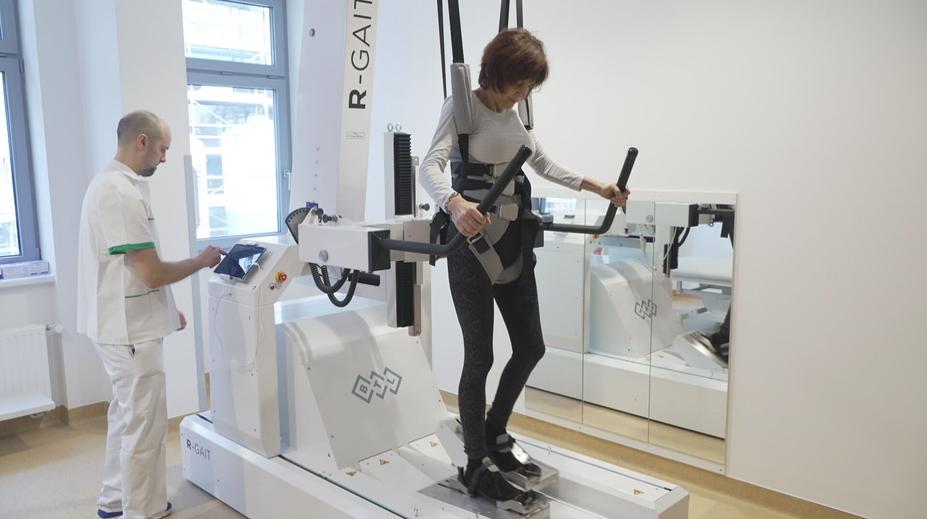 V Brně mají robotický chodník. Pomáhá pacientům s neurologickým onemocněním