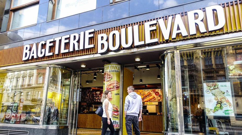 Inspekce narazila na problém v českém fast foodu. Bagetu označila za nebezpečnou