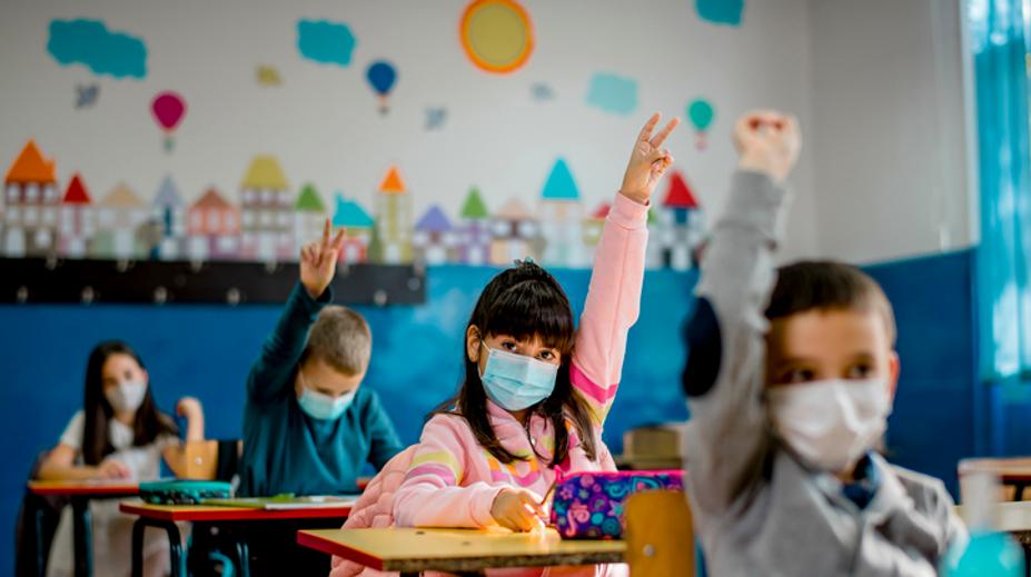 Skončí už roušky ve školách? Hlavní hygienička řekla, kdy se rozhodne