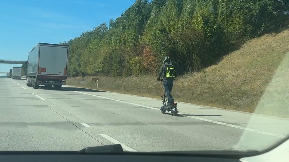 VIDEO: Řidič na D1 potkal muže na elektrokoloběžce. Předjížděl ho ve 120 km/h