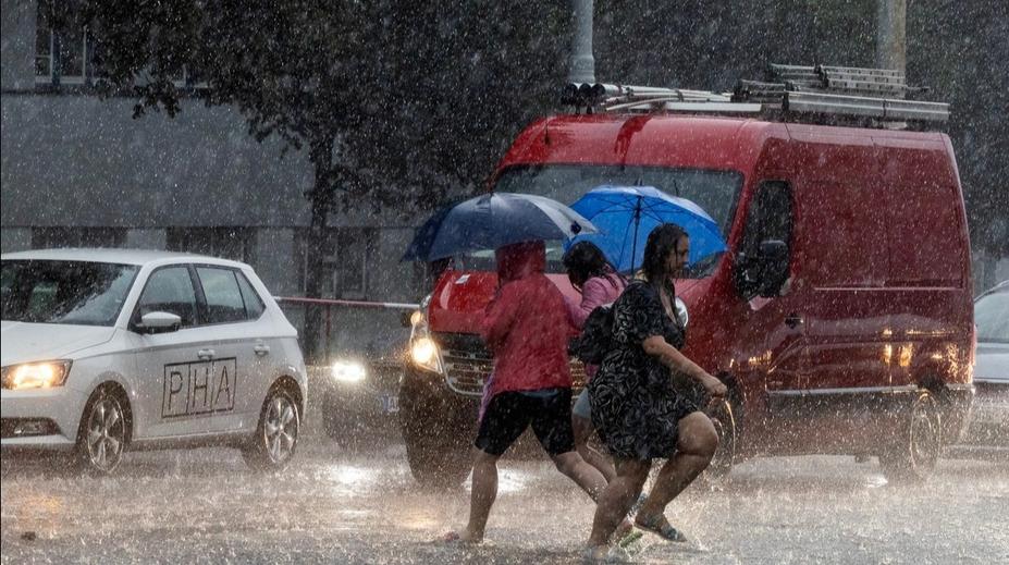 Bouřky jsou silnější, než se čekalo. Meteorologové zpřísnili výstrahu