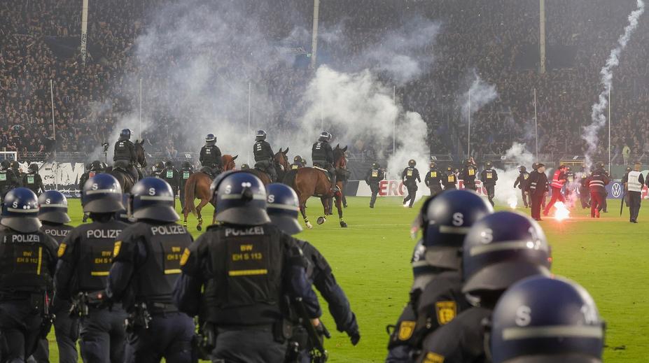Chaos v Německém poháru. Na hřiště vyjeli i policejní koně