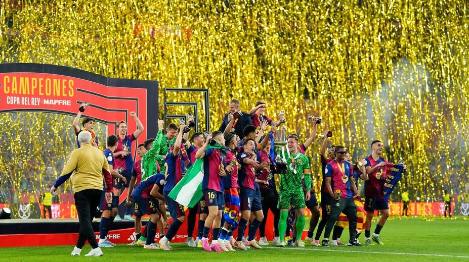 Barcelona slaví zisk Španělského poháru. Real porazila v prodloužení