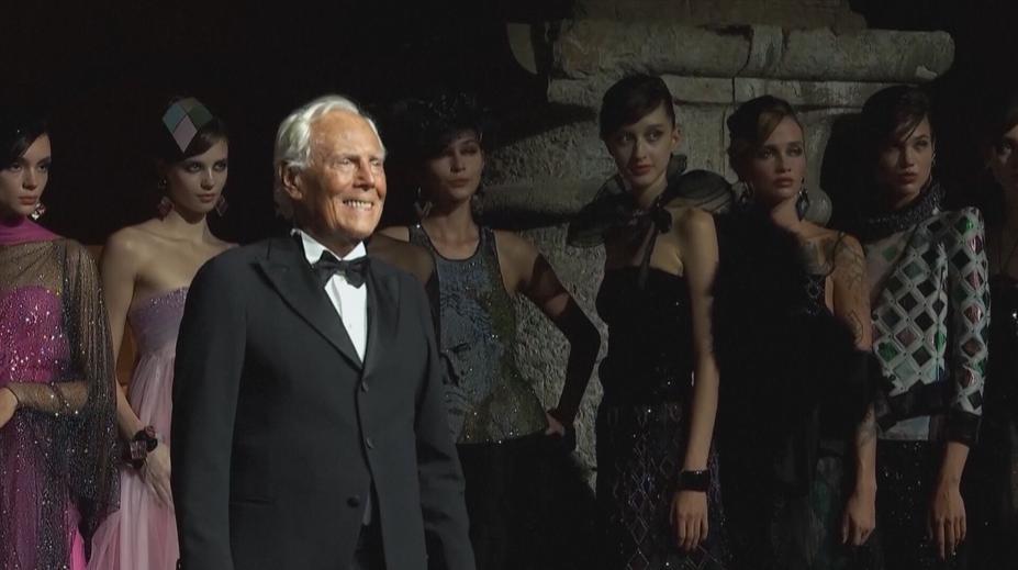 Stovky lidí se loučí s Armanim. Sbohem mu přišla dát i Donatella Versace