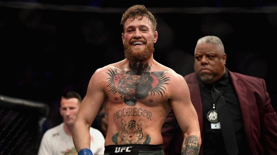 McGregor plivl do tváře fanouškovi rivala. Pak se mu vysmál