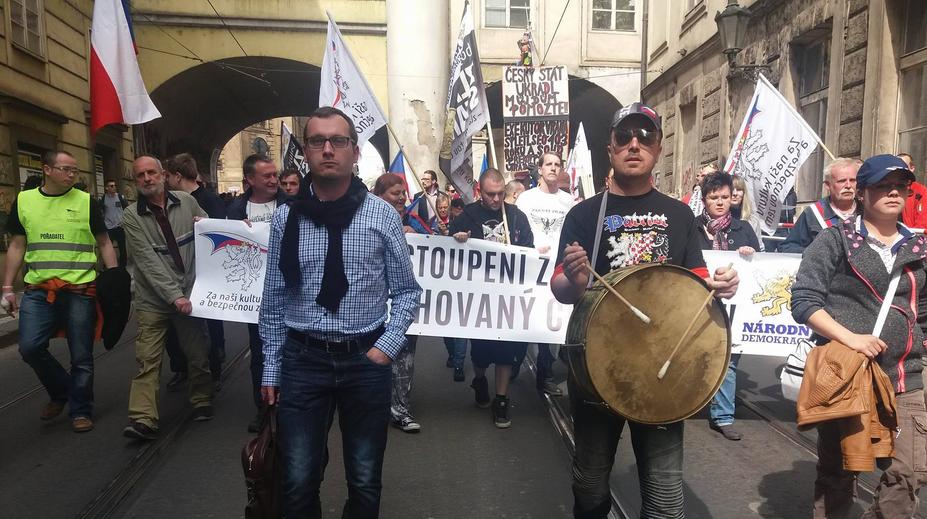 První máj v Brně: DSSS se střetla s odpůrci, házeli po sobě kameny!