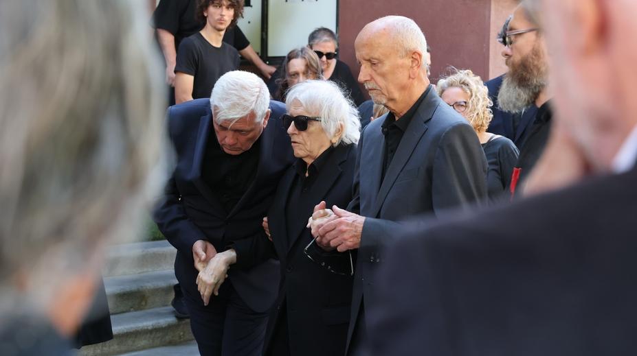 Nejtěžší chvíle pro Václava Neckáře. Na rozloučení se synem ho musel podpírat bratr