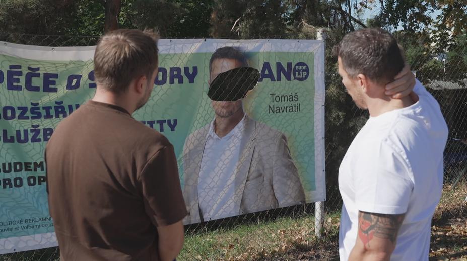 Předvolební vandalismus sílí. V Opavě někdo vyřezal hlavu z poutače primátora