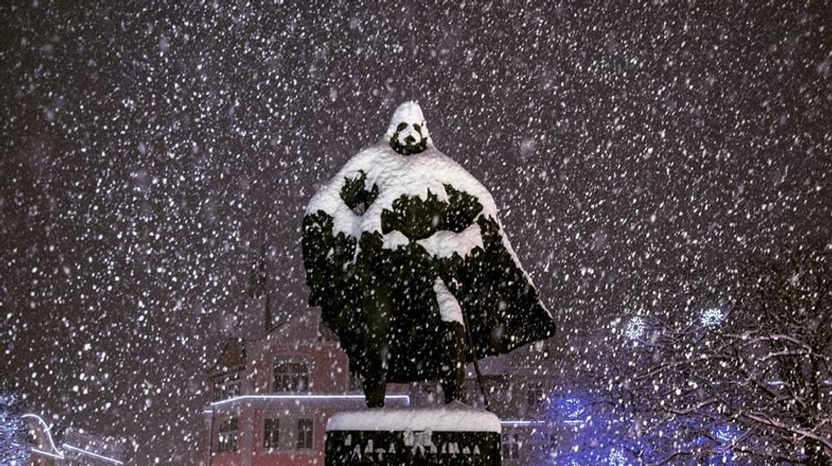 Socha polského hrdiny se mění v Darth Vadera! Stačí, aby napadl sníh