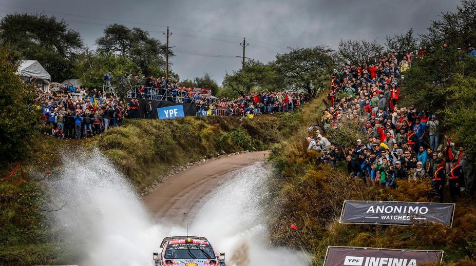 Neuville vyhrál první etapu, tlačí se na něj Ogier a Tänak