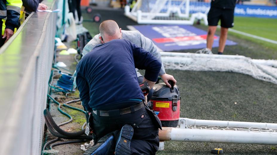 Na fotbal si museli počkat. Dva zápasy v Anglii byly odloženy z bizarních důvodů