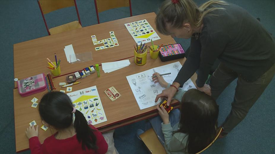 Školy od státu nejspíš nedostanou peníze na asistenty. Ti jsou přitom už povinní