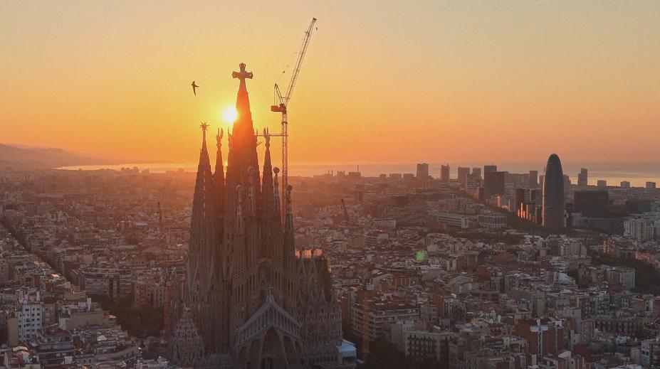 Lidé v Barceloně sledují líhnutí sokolů. V centru pozornosti je hnízdo na katedrále