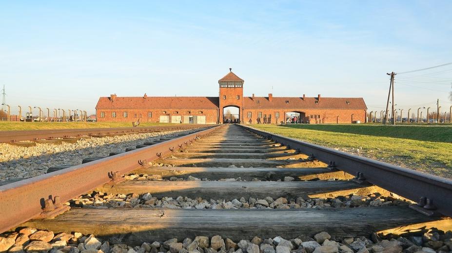 Turistka si stěžovala po návštěvě Osvětimi. Virální video rozzuřilo lidi