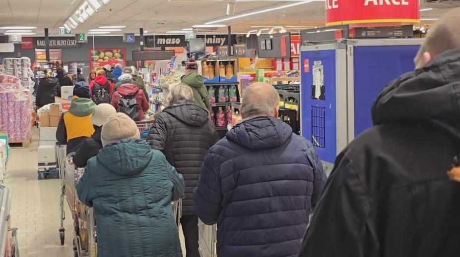 Nákupní horečka před Vánoci dosáhla vrcholu. Lidé sháněli dárky i potraviny