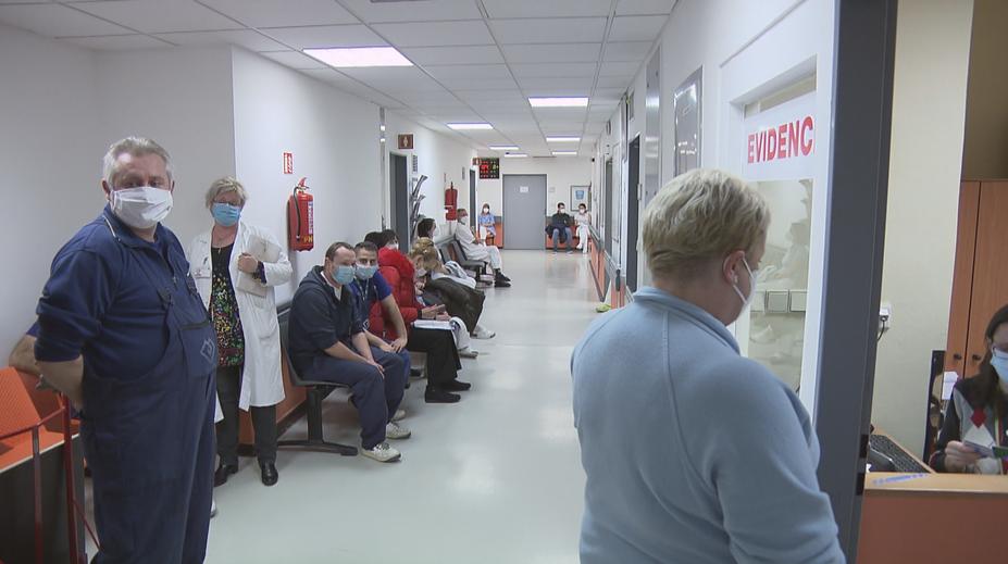 Čekárny zaplnily tisíce pacientů. Řadu z nich trápí problémy po covidu-19