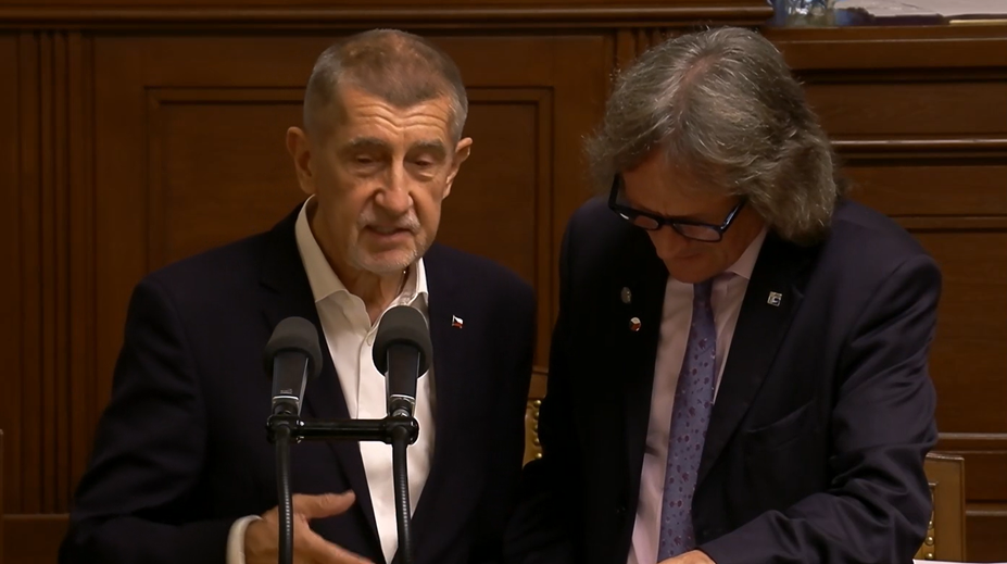 Babiš ve Sněmovně dotáhl poslance za SPD k pultu. Omluvte se dámám, vyzval ho