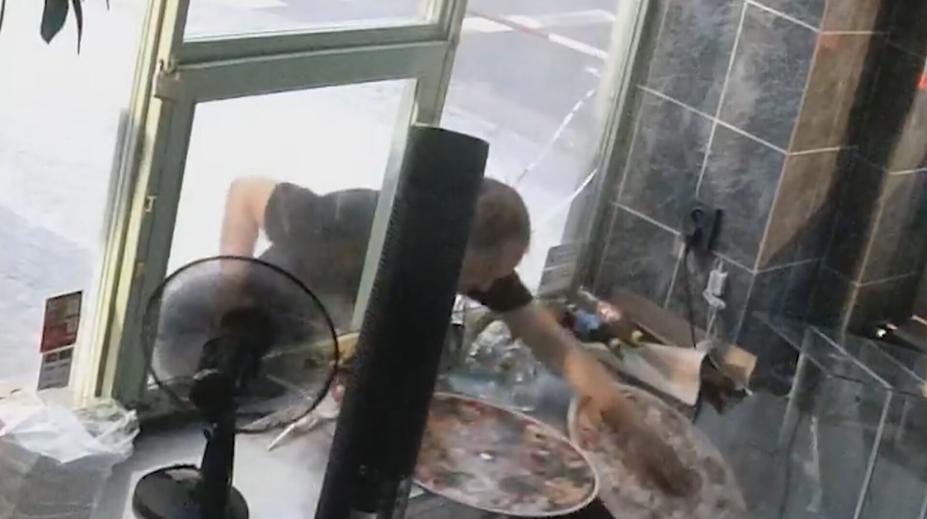 Policie hledá muže, který kvůli pizze rozbil výlohu. Nenajedl se, šlo o atrapu