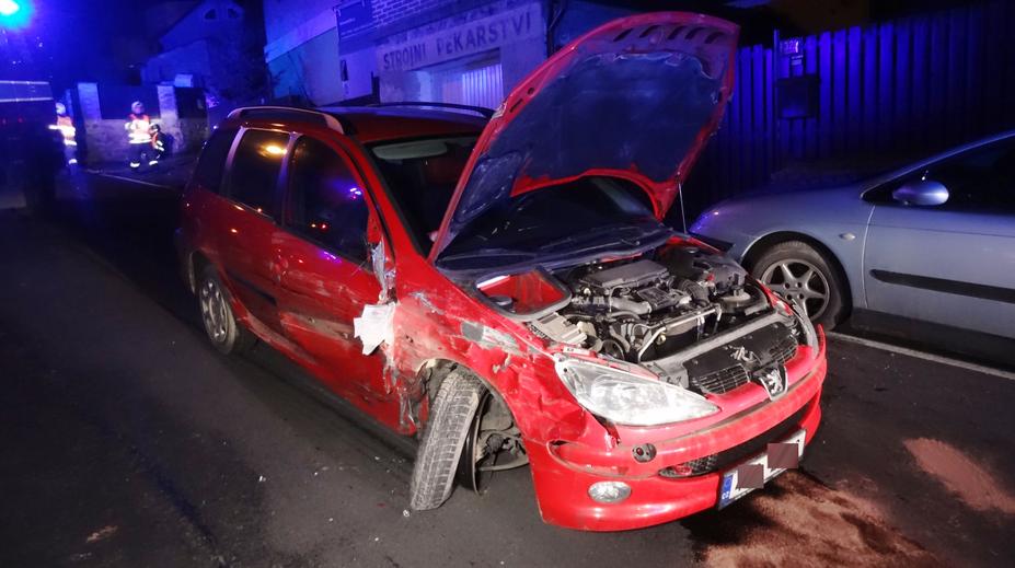 Zdrogovaný mladík ujížděl před policisty, pak jim rozstřelil zátaras