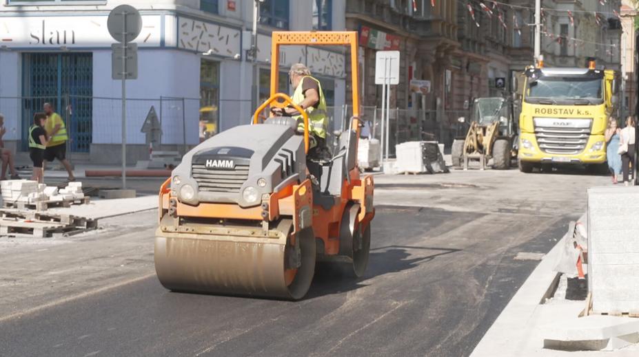 Rekonstrukce hlavní plzeňské tepny finišuje. Město věří, že termín otevření stihne