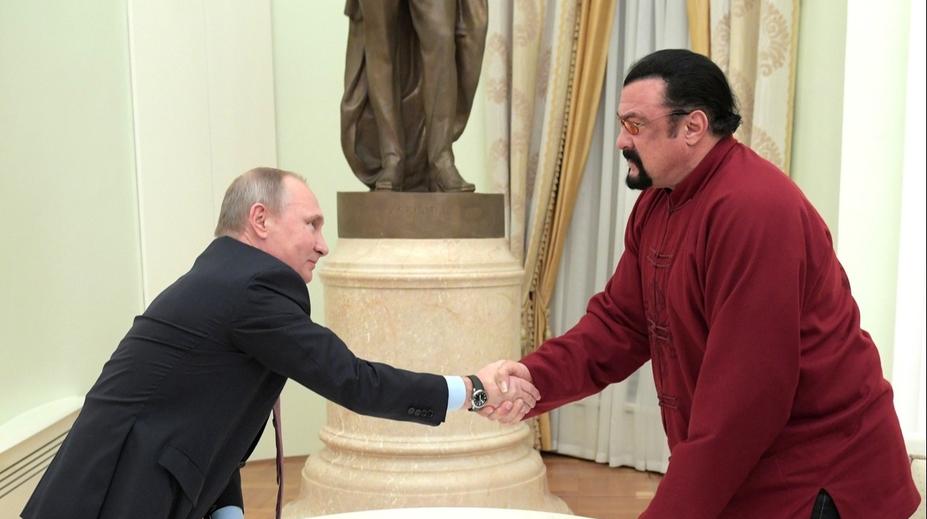 Vzpruha pro Putina a facka Západu. Slavný herec vyrazil na místo, kde umírali Ukrajinci