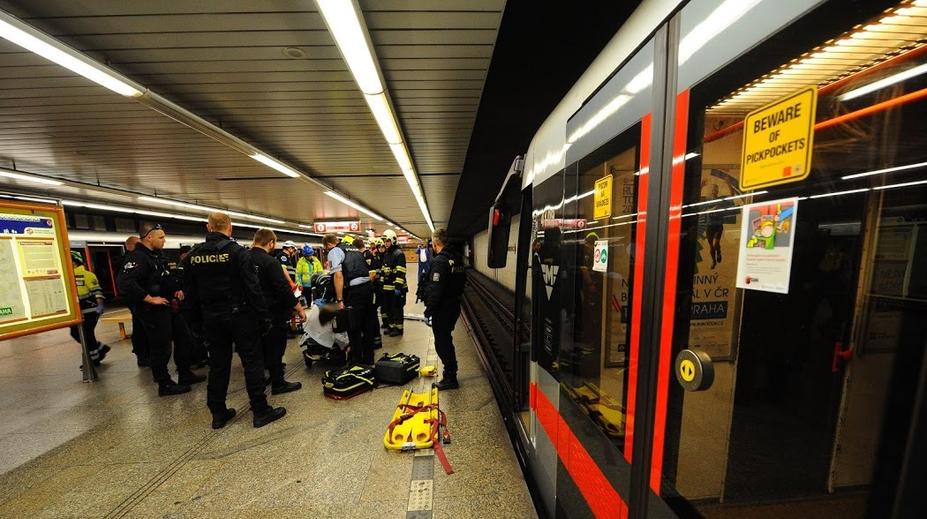 Do kolejiště spadl člověk, metro na lince A dvě hodiny nejezdilo