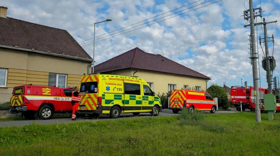 Mladík (27) přebíhal na Rokycansku koleje, srazil ho vlak. Skončil v nemocnici