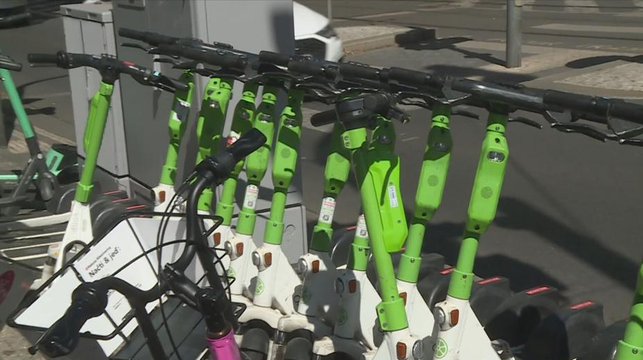 Praha se zbavuje sdílených elektrokoloběžek. Z ulic mizí od začátku roku