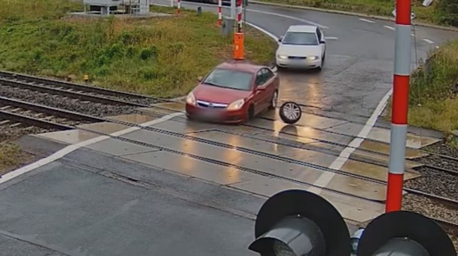 VIDEO: Taková smůla se jen tak nevidí. Řidiči se urvalo kolo v nejhorší možnou chvíli