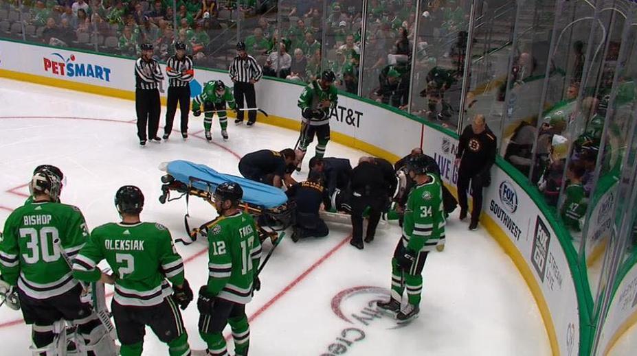 Mrazivá chvíle v NHL: Polák narazil hlavou do hrazení, z ledu ho odvezli