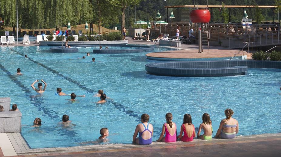 Velký zásah na slovenském koupališti. Přes sto lidí má zdravotní problémy