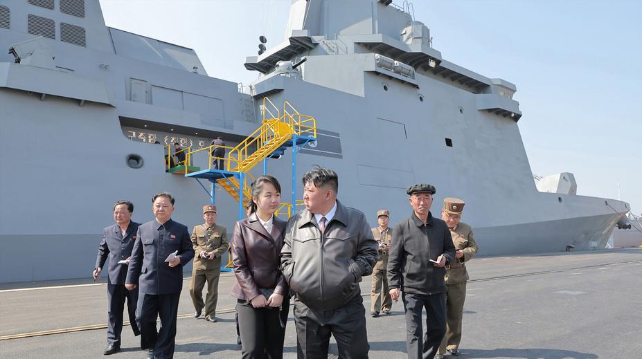 Kim se pochlubil novým torpédoborcem. Se stavbou měli pomáhat Rusové